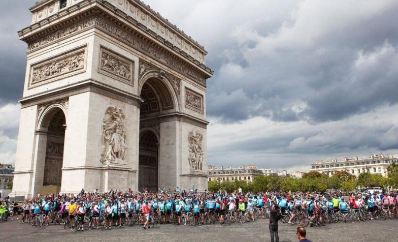 Discover adventure cyclists under arc de triomphe