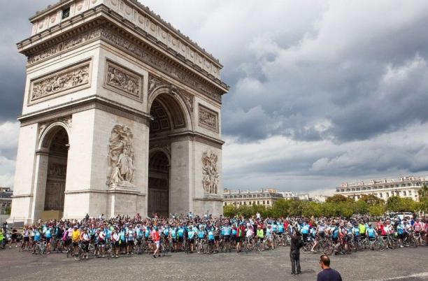 Discover adventure cyclists under arc de triomphe