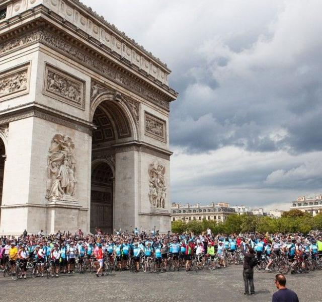 Discover adventure cyclists under arc de triomphe